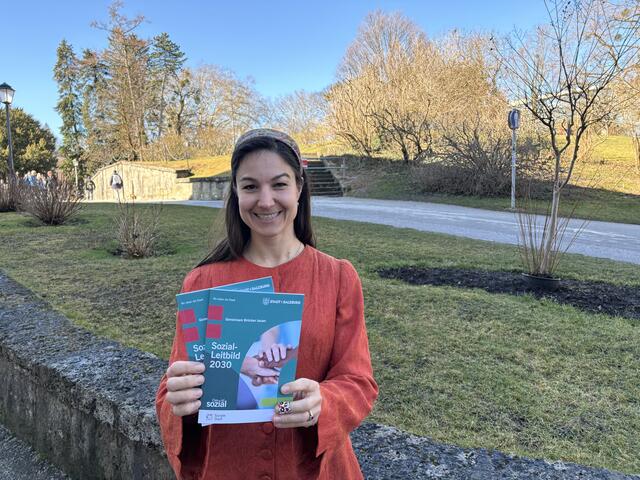 Die Projektverantwortliche Isabel Bojanovsky mit dem neuen Sozialleitbild in gedruckter Form.  | Foto: Lisa Gold
