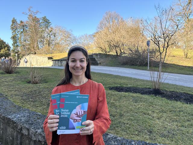 Die Projektverantwortliche Isabel Bojanovsky mit dem neuen Sozialleitbild in gedruckter Form.  | Foto: Lisa Gold