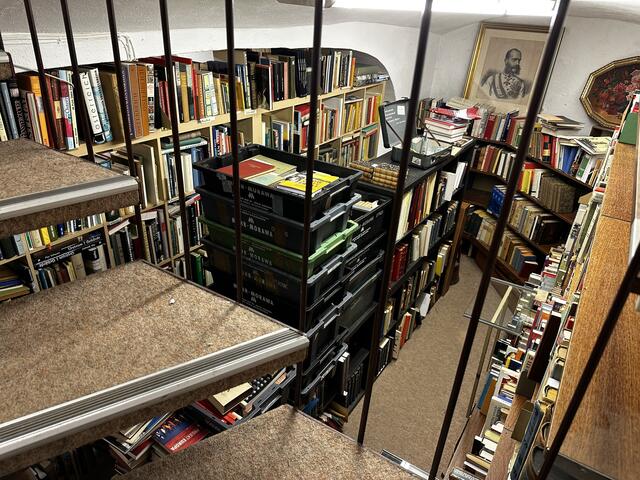 Im Antiquariat der Welser Buchhandlung Friedhuber kann man noch bis April in einer Sammlung aus 3.000 Büchern schmökern. | Foto: MeinBezirk/Braun