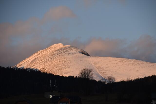 Der Preberlauf 2025 ist abgesagt. Darüber informierte der Obmann des Preberlaufteams. Dieses Foto zeigt den Preber (2.740m) – den Tamsweger Hausberg – am späten Nachmittag des 27. Februar 2025. | Foto: pjw