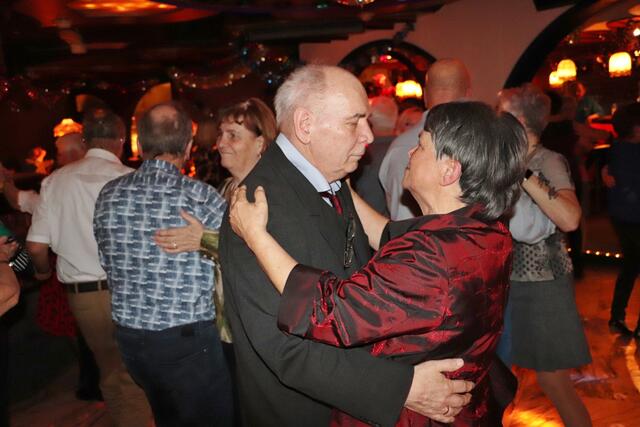 Peter und Helene Baumann sind seit 56 Jahren glücklich verheiratet. Bei der Hochzeit wurde die Braut gestohlen, Peter suchte sie und fand sie im Schiwago. Wenn die Nachbarn ins Schiwago kommen, legt Robert Fuchs das Lieblingslied von Helene Baumann auf. "Morgens um sieben ist die Welt noch in Ordnung", gespielt von James Last. Dazu tanzte das Ehepaar, verliebt wie am ersten Tag. | Foto: Edith Ertl