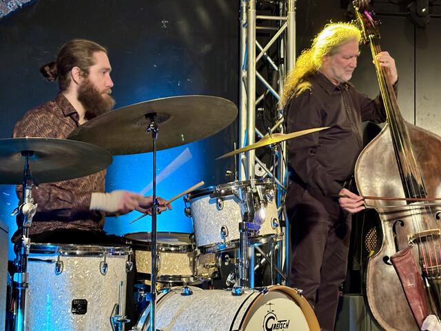 Fabian Steinrück (Schlagzeug) und sein Vater Gerhard am Bass gehören zum musikalischen Quartett. | Foto: MeinBezirk/Hofmüller