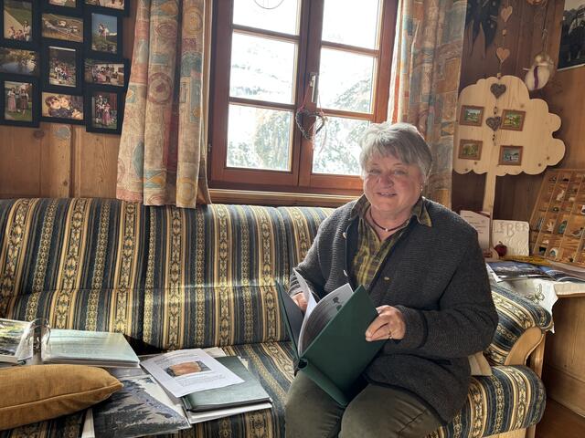 Veronika Walch auf ihrem Lieblingsplatz in der alten Stube in ihrem Haus, das früher als Widum diente. | Foto: Reichel