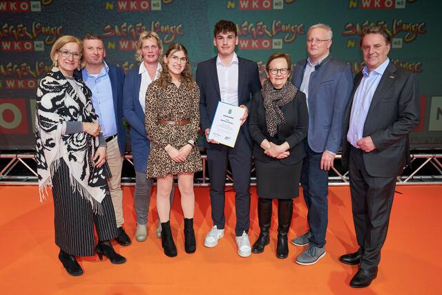 Landeshauptfrau Johanna Mikl-Leitner, seine Eltern Franz und Rosa Binder, seine Freundin Isabel Braun, Hochbauspezialist Matthias Binder, Christine Lechner, Firmenchef Christian Lechner und NÖ Wirtschaftskammer-Präsident Wolfgang Ecker | Foto: Lechner Bau
