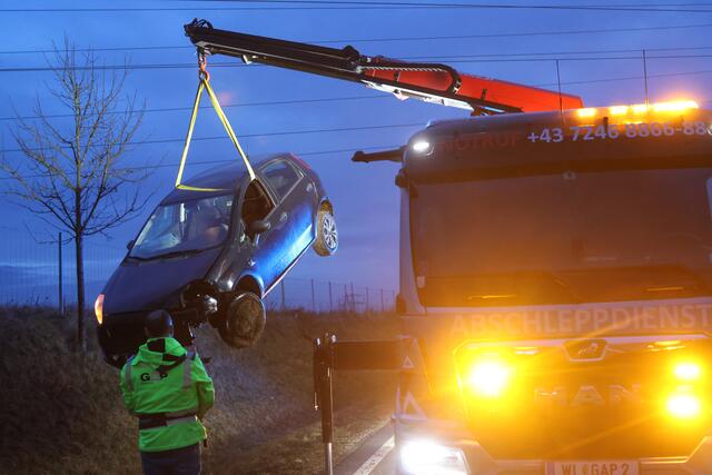 Ein Fiat Punto und ein Audi A6 wurden bei einem Crash auf der "Umfahrung Lambach" so sehr beschädigt, dass sie abgeschleppt werden mussten. | Foto: laumat.at