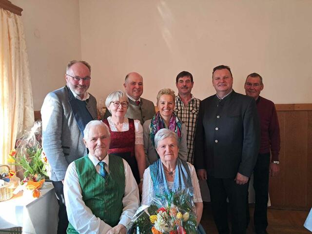Gratulationen zum 80. Geburtstag in der Marktgemeinde Wang: Rosa Maria Luger (v.r.) mit ihrem Ehemann und ihren Gratulanten | Foto: Marktgemeinde Wang