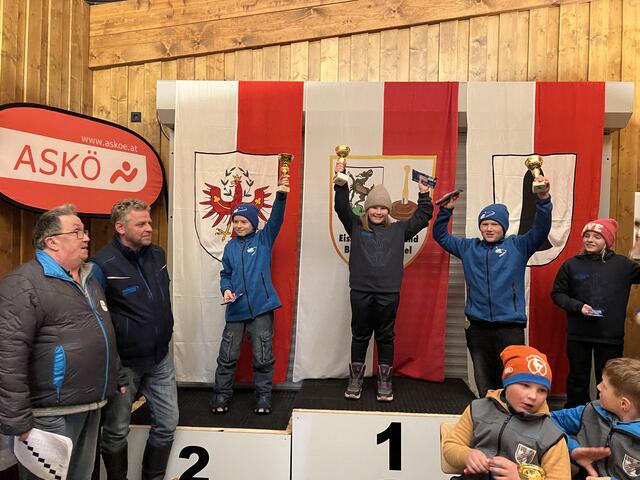 Das u12 Siegerpodest; Rang 2 Lorenz Volstuben, Bezirksmeisterin Magdalena Beihammer, Rang 3 Vincent Hofer und Lisa Hölzl, links die Offiziellen, Andi Aberger und Rupert Straßer