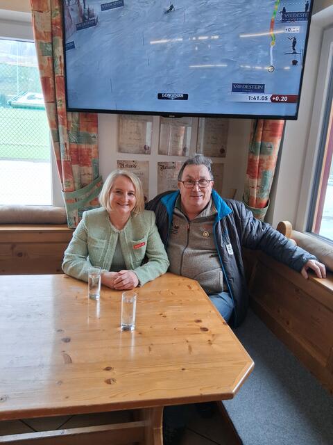 Die Frau Landtagsabgeordnete, Claudia Hagsteiner, wird vom Bezirksobmann, Andi Aberger, über die bisherigen Geschehnisse bei den Bezirksmeisterschaften in den letzten 15 Stunden informiert!