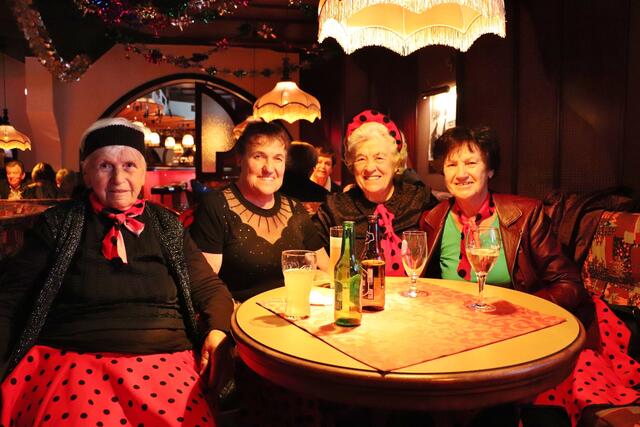Adolfine Klapsch (li) mit Freundinnen aus ihrem Tanzclub.  | Foto: Edith Ertl