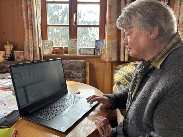 Längst ist Veronika Walch in der Pension, die Schreibmaschine hat sie gegen ein Laptop getauscht. | Foto: Reichel
