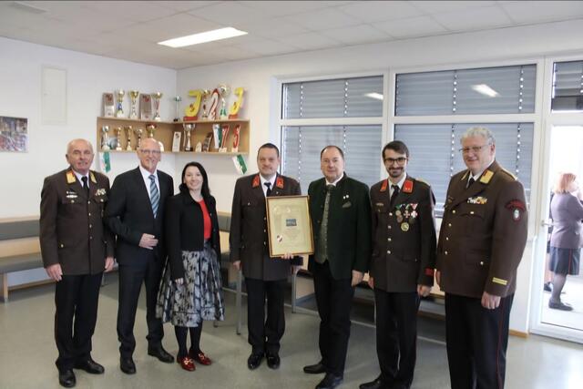 Die Feuerwehr in Obergralla hielt ihre Versammlung ab und Hubert Isker wurde zum Ehrenmitglied ernannt. | Foto: FF Obergralla