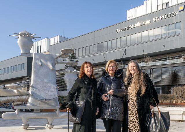Landeshauptfrau Johanna Mikl-Leitner mit (li.) der Witwe des Künstlers Christine Gironcoli-Melichar und (re.) seiner Tochter Ina Marek. | Foto: NLK Filzwieser