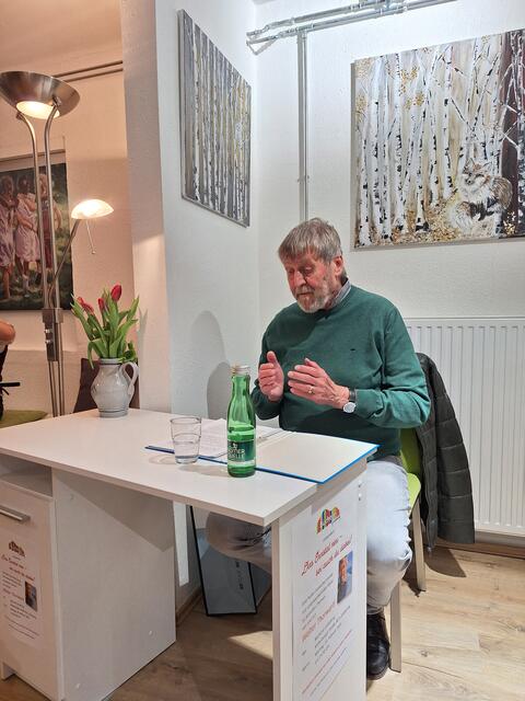 Walter Thorwartl stellte im Rahmen einer Lesung aus seinem satirischen Werk "Ennstal neu – sei auch du dabei" ein völlig neues Tourismuskonzept vor. | Foto: Evelyn Oppeneder