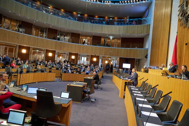 Im neu sanierten Parlament zählt die Regierungsbank 18 Sitze – wohl zu wenig für die neue Regierung.  | Foto: Parlamentsdirektion/Thomas Topf