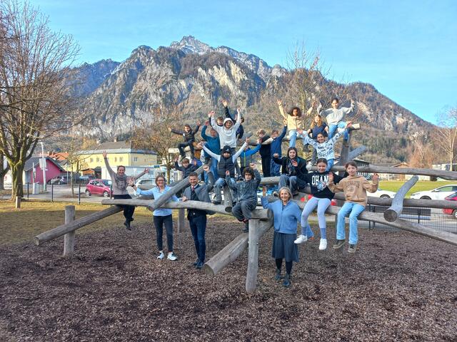 Von links: Eva Glück (Klimabündnis Salzburg), Bgm. Herbert Schober, Direktorin Doris Stadler und Lehrerin Gerda Schlager mit ihrer 4. Klasse. | Foto: Klimabündnis Salzburg