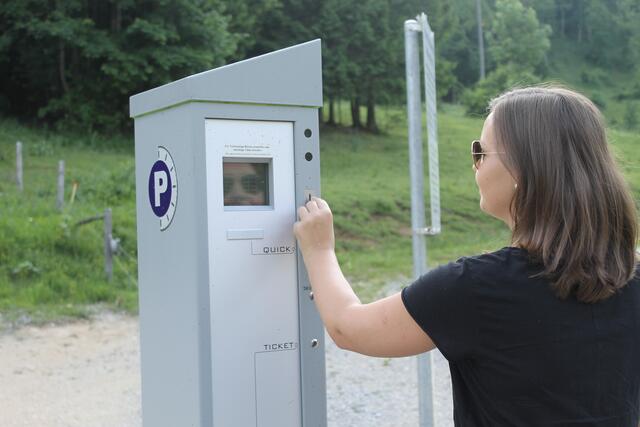 Die QR-Codes werden von den Betrügern auf Parkautomaten angebracht. (Symbolbild) | Foto: Auer