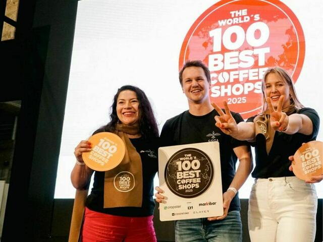 Bei der Verleihungsgala in Madrid wurde "Gota Coffee" weltweit als dritt-, europaweit als bester Coffeeshop ausgezeichnet. Die beiden Gründer Markus (Mitte) und Katharina Brun (rechts). | Foto: GOTA Coffee Experts
