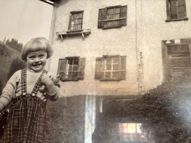Ein Bild aus Kindheitstagen, vor ihrem Geburtshaus in Kienberg. | Foto: privat