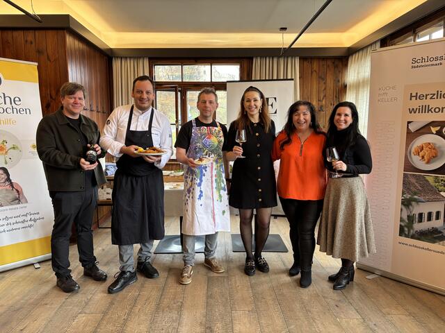 Renate Zierler (2.v.l.) mit Patin Bettina Thaller, Judith Kern, Kabarettist Martin, Hauben- und Sternekoch Markus Rath sowie Winzer Gerhard Wohlmuth Jun.
