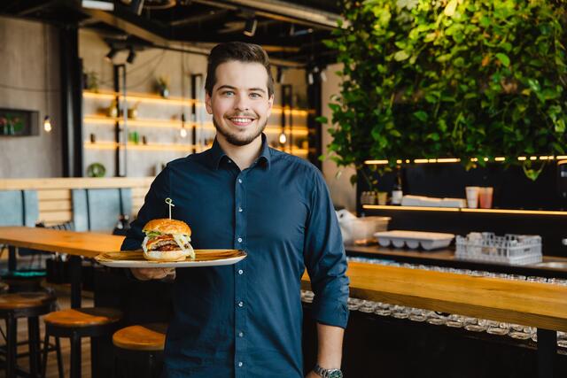 Lukas Teschmit, Culinary Director von "Le Burger" und der Mann hinter dem Krapfen-Burger. | Foto: Robin Consult Fellner