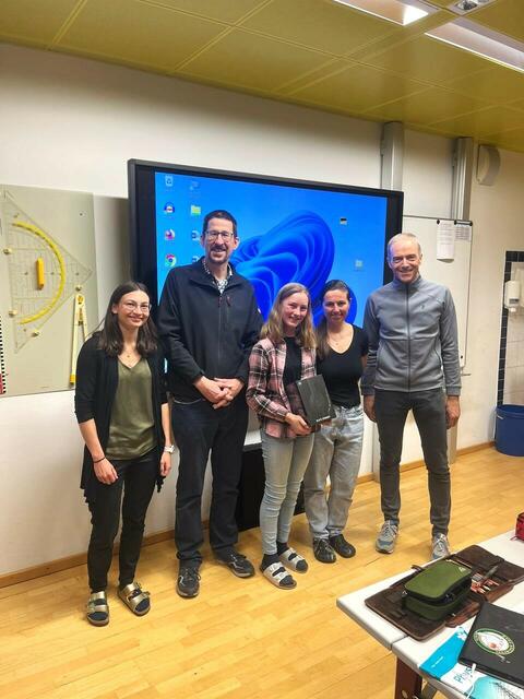 Dir. Klotz mit den Englischlehrerinnen und einem Vertreter des Helbling Verlags bei der Übergabe des Hauptpreises - Anna-Lena Eickhoff gewann unter rund 40.000 TeilnehmerInnen