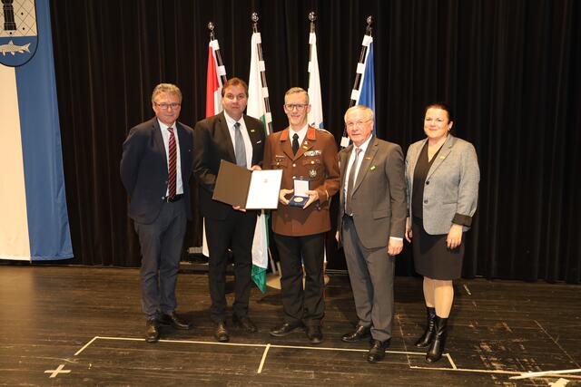 Die Stadt holte verdiente Bürgerinnen und Bürger ins Rampenlicht – so etwa auch Feuerwehrkommandant Peter Baptist.  | Foto: Schleich