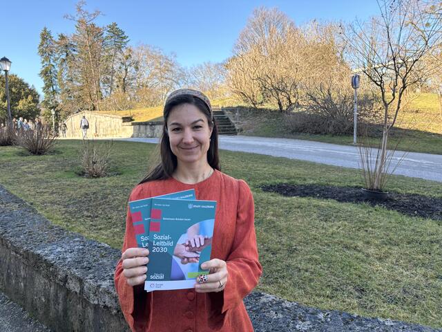 Die Projektverantwortliche Isabel Bojanovsky mit dem neuen Sozialleitbild in gedruckter Form.  | Foto: Lisa Gold