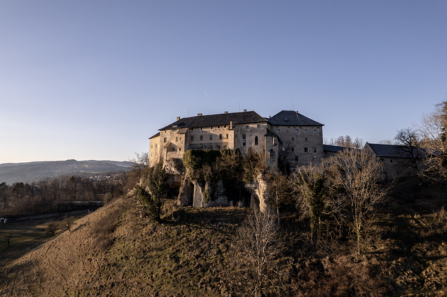 Die Burg, die sowohl als historisches Wahrzeichen als auch als Eventlocation fungiert, soll zukünftig noch stärker als vielseitiger und exklusiver Veranstaltungsort in der Region wahrgenommen werden. | Foto: Antonia Baumgartner &amp; Christian Gössler