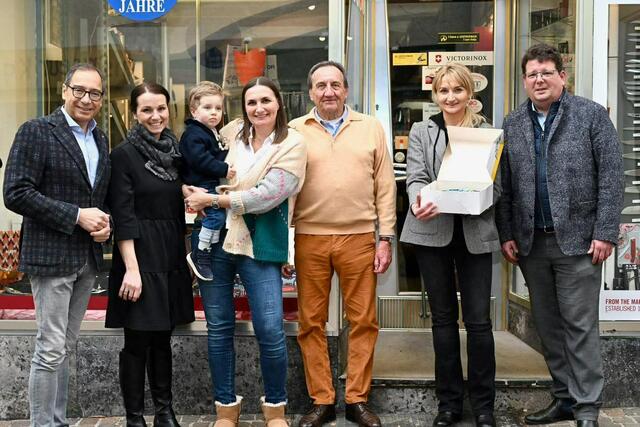 Als Dankeschön für die Treue zur Villacher Innenstadt hatten Stefanie Ofner (Zweite von links) und Co. eine Torte im Gepäck. | Foto: Privat