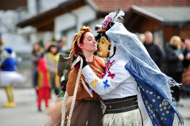 Für die Madln ist es die höchste Ehr' - holt sie der Tuxer gleich zum Tanze her! | Foto: Hassl