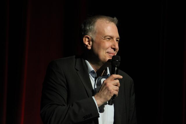 Kunsthaus Leiter Johann König hielt einführende Worte im Frank Stronach Saal. | Foto: MeinBezirk/Hofmüller