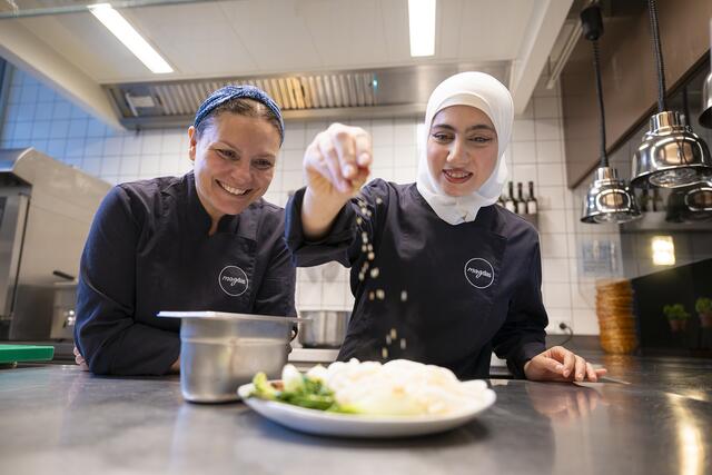 Küchenchefin Asli Fincanci und Lehrmädchen Sedra wollen ihre Gäste mit kreativen, internationalen Aromen überraschen. | Foto: Karo Pernegger 