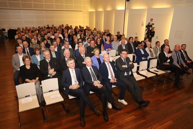 Neben LAbg. Franz Fartek in vordester Reihe: die Ehrenringträger Manfred Promitzer, Andreas Rinder und Michael Mehsner (2. bis 4. v. l.) | Foto: Schleich