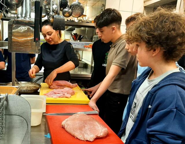 Wirtin Lydia Maderthaner zeigte den Jugendlichen, wie Fleisch richtig geschnitten wird. | Foto: MS Sonntagberg