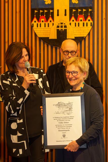 Ulrike Böker ist Ehrenbürgerin der Marktgemeinde Ottensheim. Die Urkunde hat der Künstler und Grafiker Christian Thanhäuser gestaltet. | Foto: Fotoclub Ottensheim/Siegfried Wohlgemuth