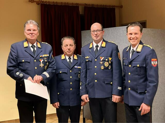 Werner Puggl (2.v.r.) ist der neue Bezirksfeuerwehrkommandant. Er folgt Ludwig Konrad (l.) nach. | Foto: ÖA@BFK07