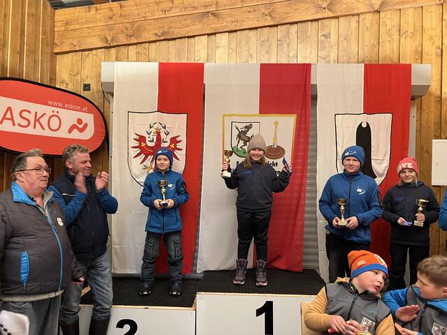 Vizemeister Lorenz Volstuben, Bezirksmeisterin Magdalena Beihammer, 3. Vincent Hofer, 3. Lisa Hölzl; l. die Gratulanten, Andi Aberger und Rupert Straßer