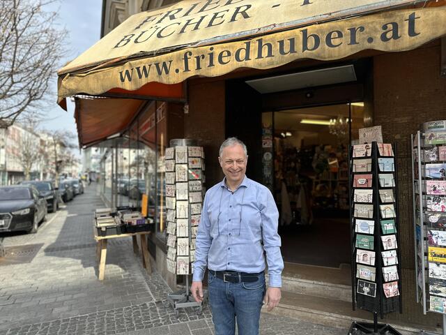 Buchhändler Cordelio Malavasi ist Buchhändler aus Leidenschaft - er geht mit einem weinenden aber auch mit einem lachenden Auge. | Foto: MeinBezirk/Braun