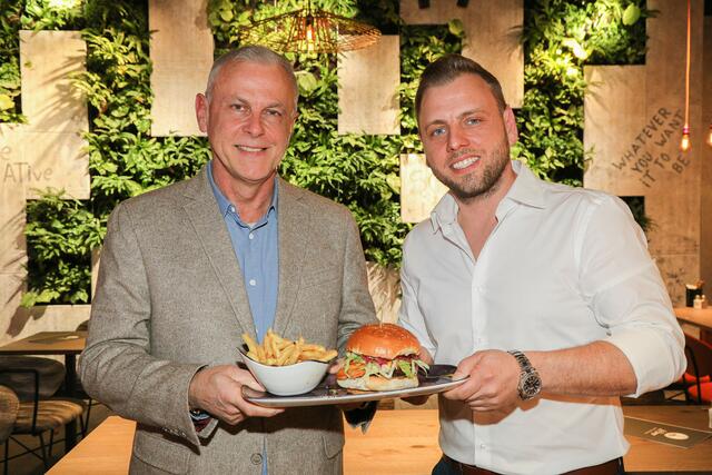 Thomas und Lukas Tauber, Inhaber von Le Burger freuen sich über die neue BBQ-Variante. | Foto: Robin Consult Lepsi