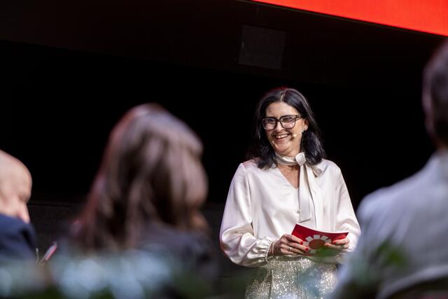 MeinBezirk Chefredakteurin Karin Zeiler führte als Moderatorin durch den "120 Sekunden" Gala-Abend. | Foto: Daniela Matejschek