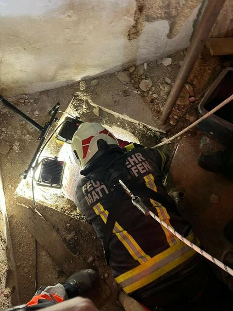 Die Rettung der Katze erwies sich als knifflig. | Foto: FF Mattighofen