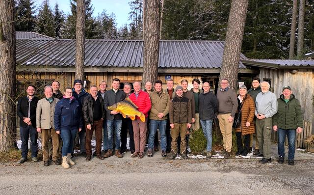 Christoph Arnhof, Willibald Hafellner, Kassier Mario Klopf, Teichrangerin und NÖ Karpfenprinzessin Michaela Altmann, Daniel Hofbauer, Marc Mößmer, Obmann-Stv. Andreas Kainz, Geschäftsführer Leo Kirchmaier, LK NÖ-Tierzuchtdirektor Andreas Moser, Obmann Ferdinand Trauttmansdorff, Bernhard Berger, Franziskus Seilern-Aspang, Schriftführer Georg Dirnberger, Josef Ploner, Florian Kainz, Casimir Habsburg-Lothringen, Georg Schuh, Karl Schmalzbauer, Gabriele Fischer-Ankern, Thadeus Salvator Habsburg-Lothringen, Ehrenmitglied Thomas Kainz und Markus Schlosser. | Foto: NÖ Teichwirteverband