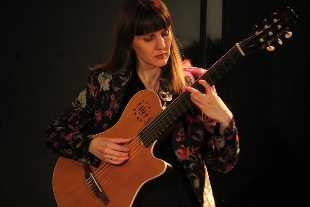 Nives Oser spielt in der Band die akustische Gitarre. | Foto: MeinBezirk/Hofmüller
