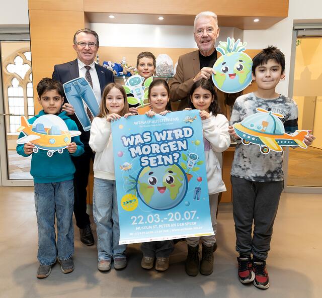 Kulturstadtrat Franz Piribauer, Museumsleiterin Julia Schlager und Bürgermeister Klaus Schneeberger mit Sam, Lena, Joanna, Umay und Johannes. | Foto: Stadt Wiener Neustadt/Weller