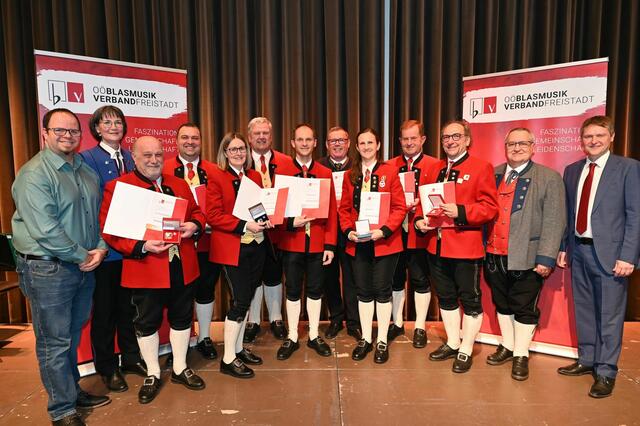 Von links: Vizebürgermeister Gregor Rammer, OÖBV-Bezirksobmann-Stellvertreterin Christine Maier, Richard Duschlbauer (VK Gold), Johann Hoffelner, Isabella Hoffelner, MV-Obmann Herbert Rudlstorfer, Christian Klopf, Herbert Wiederstein, Sabine Klopf, Willibald Gstöttenmayr (VK Gold), Christian Wöß (VK Gold), OÖBV-Bezirksobmann Franz Jungwirth und OÖBV Präsident Hermann Pumberger.
  | Foto: Johannes Mayr