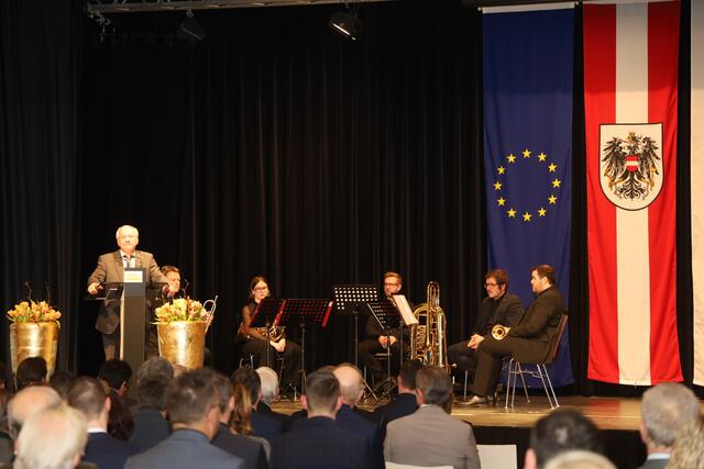 Bürgermeister Josef Ober führte die Ehrung mit musikalischer Begleitung der Musikschule durch.  | Foto: Schleich