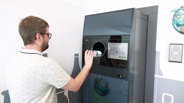 Das seit dem 1. Jänner bestehende Pfandsystem wäre laut dem Blinden- und Sehbehindertenverband Österreich (BSVÖ) nicht selbstbestimmt nutzbar und könnte zu finanziellen Verlusten führen. | Foto: Andres Pölzl/MeinBezirk Wien