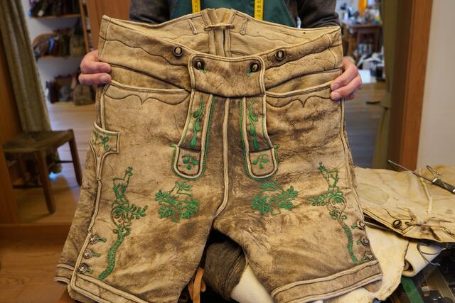 Bestickt wurde diese circa 100 Jahre alte Lederhose von Reinhard Schallers Urgroßmutter. | Foto: Nicole Hettegger