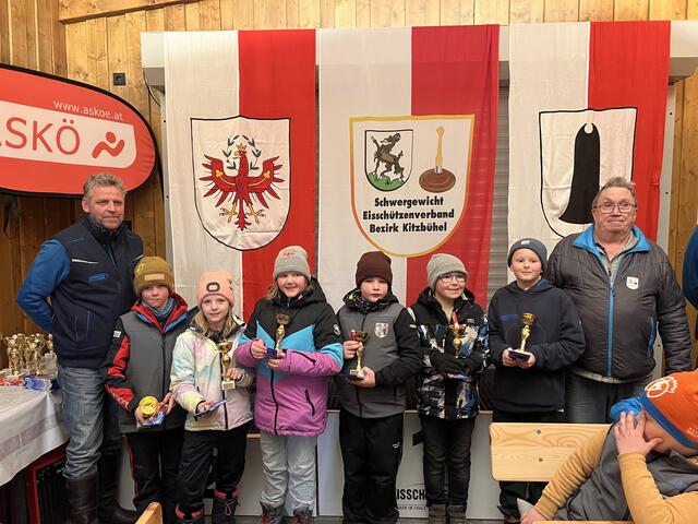 Gr. 5. Tobias Haselsberger, Peter Neuschmid, Gr. 6. Eva Maria Berger und Richard Weidinger, Gr.7. Leon Gilbert und Marie Beihammer. Die Offiziellen vl Rupert Straßer, und Andi Aberger