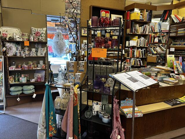 Noch bis April bietet die Buchhandlung Friedhuber Kundinnen und Kunden die Möglichkeit, sich im Abverkauf etwas zu finden. | Foto: MeinBezirk/Braun